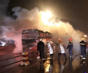 Xe khách giường nằm cháy trơ khung trên cầu Thanh Trì lúc nửa đêm