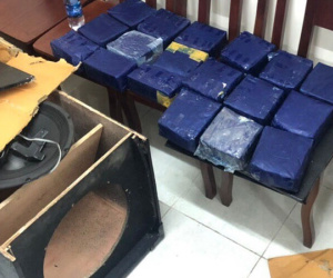 2 người ngụy trang 19 kg ma túy đá trong loa thùng