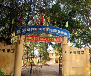 Cảnh cáo, chuyển trường cô giáo bị tố xúc phạm, tát học sinh