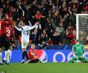 Clip: Tội đồ Phil Jones khiến MU ôm hận tại 'hang dơi'