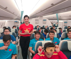Nữ tiếp viên hàng không xinh đẹp gây 'bão mạng' khi chụp ảnh cùng đội tuyển Việt Nam, tiết lộ bất ngờ về Quang Hải