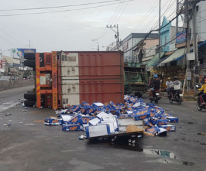 Sau tiếng nổ, container lật như phim, bia văng tứ tung trên Quốc lộ 1