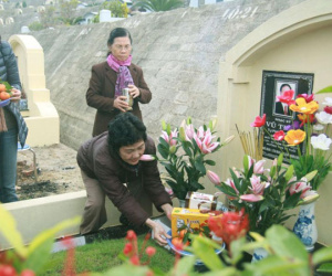 Tạ mộ cuối năm: Sắm lễ và làm lễ vào ngày nào là đúng nhất để điềm lành linh ứng, vận hạn rời xa?