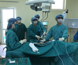 Bác sĩ một tay bịt lỗ thủng tim bệnh nhân, một tay khâu vết thương