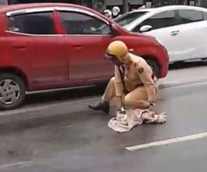 Cảnh sát giao thông lau vết dầu loang trên mặt đường