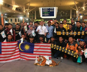 Video: Hàng trăm CĐV Malaysia đến Hà Nội tiếp sức cho đội nhà