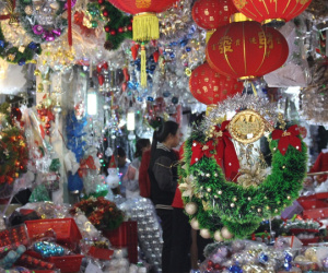 Video: Người Sài Gòn tất bật mua đồ trang trí đón Noel