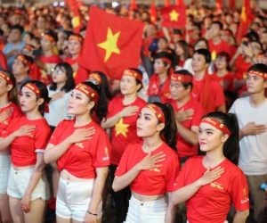 Đường phố, quán xá Sài Gòn đông nghịt trong trận chung kết AFF Cup