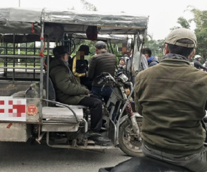 Giao dịch chớp nhoáng giữa người xưng thương binh và dân 'phe vé' ngoài cổng liên đoàn