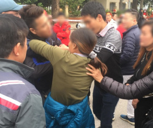 Sát giờ bóng lăn, phe vé mâu thuẫn lao vào ẩu đả, xé tan cặp vé 12 triệu đồng
