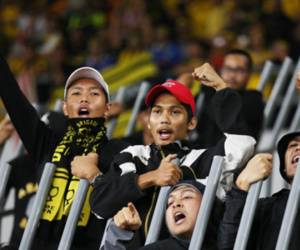 CĐV Malaysia mải cổ vũ nên không biết đội nhà thủng lưới lúc nào