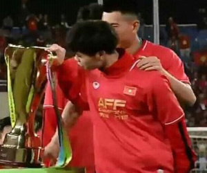 Công Phượng tỉ mỉ kiểm tra cúp vàng AFF Cup 2018 là thật hay giả