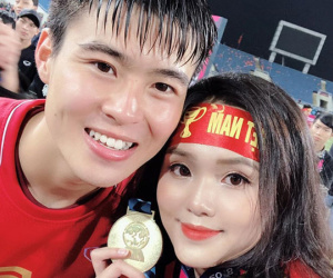 Duy Mạnh, Huy Hùng ôm hôn và tặng huy chương vàng cho bạn gái