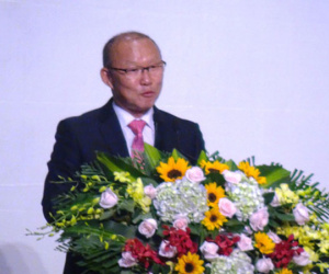 HLV Park dùng 100.000 USD tiền thưởng cho người nghèo và bóng đá Việt
