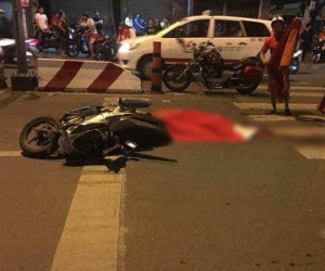 Liên tiếp xảy các vụ va chạm lúc đi 'bão' ở Sài Gòn, nhiều người thương vong nằm bất động trên đường