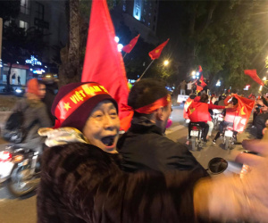'Tâm bão' đêm nay: Hình ảnh cụ bà ngồi sau xe máy bắt tay, ăn mừng Việt Nam vô địch khiến giới trẻ cũng nể phục bội phần