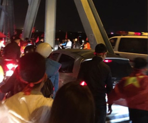 Trong niềm vui tột đỉnh, CĐV Hà Nội vẫn ăn mừng văn minh: Cùng 'mở đường' cho xe cứu thương qua cầu Chương Dương