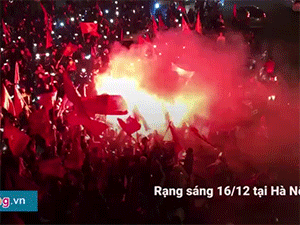 Video: Đường Hà Nội ùn tắc lúc 1h sáng vì cổ động viên đi 'bão đêm'