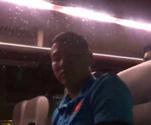 Video: Hàng trăm cổ động viên cuồng nhiệt bám theo xe, hò hét gọi tên từng cầu thủ sau khi tuyển Việt Nam vô địch AFF Cup 2018