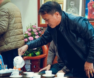 Bố mẹ đón Quang Hải về nhà bằng nồi lẩu bò