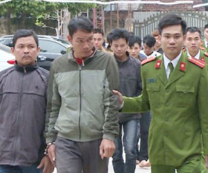 Đột kích chiếc thuyền đậu trên sông, bắt 16 người đang say sưa đánh bạc