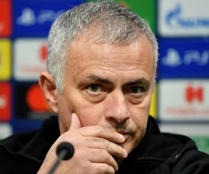 Gary Neville: 'Lãnh đạo Man Utd quá ngây thơ trước Mourinho'