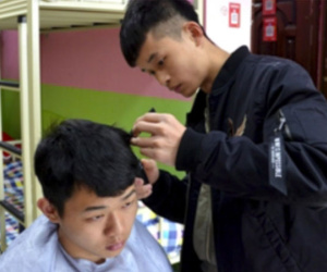 Nam sinh kiếm bộn tiền nhờ mở salon tóc ngay trong ký túc xá dù chỉ lấy khoảng 20 nghìn cho 1 lần cắt