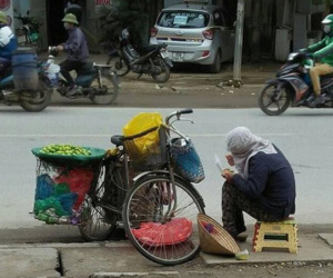 Nhìn người bán hàng rong ăn vội suất cơm hộp bên đường dưới tiết trời 11 độ, bạn nghĩ gì?
