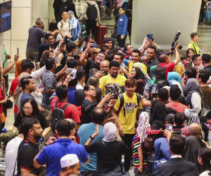 Thất bại trước Việt Nam, đội tuyển Malaysia vẫn được chào đón như những người hùng khi về nước