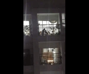 Xôn xao clip bé trai khóc thét khi bị hai người lớn thay nhau vụt tới tấp vào người tại căn hộ chung cư