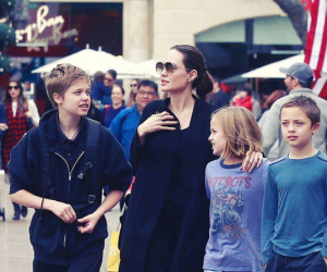 Angelina Jolie đưa con ruột đi chơi sau khi tố chồng cũ từng 'ghét bỏ' Pax Thiên
