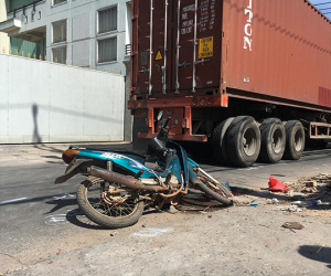 Bình Dương: Con gái bị xe container cán tử vong thương tâm, người mẹ ôm thi thể gào khóc thảm thiết