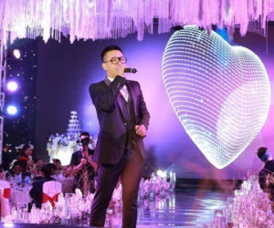 Chú rể Hải Phòng lái ôtô vào hội trường, mời Tuấn Hưng hát đám cưới