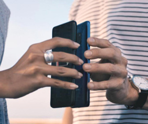 Galaxy S10 gây sốc khi có thể sạc không dây cho điện thoại khác