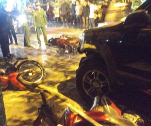 Hà Nội: Nữ tài xế lái Lexus đâm hàng loạt xe máy và ô tô, 1 học sinh bị cuốn vào gầm, 5 người bị thương nhập viện cấp cứu