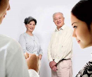 Tết này, tôi nên thuê người yêu hay chấp nhận mang tiếng bất hiếu?