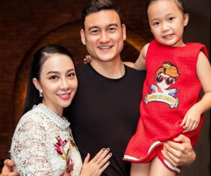 Thủ môn Văn Lâm quây quần bên gia đình sau chiến thắng ở AFF Cup