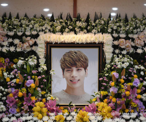Tròn 1 năm Jonghyun qua đời, Taeyeon, Yoona, Suho và dàn sao nhà SM đồng loạt đến buổi lễ tưởng nhớ đầy ý nghĩa