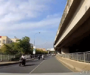 Video: Cướp giật táo tợn khiến người phụ nữ đi xe máy ngã văng nhiều mét giữa đường