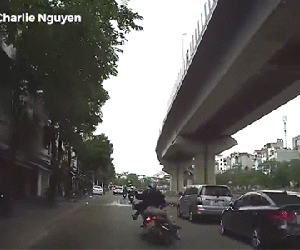 Video: Tông ngã văng người phía trước xuống đường vì lái xe một tay