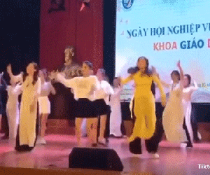 Clip chứng minh cô giáo thời nay cũng tài năng và nhảy đẹp không kém ai khiến dân mạng phát sốt