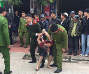 Ngáo đá cố thủ trong tiệm may gần 6 giờ, dùng kéo tự đâm vào bụng