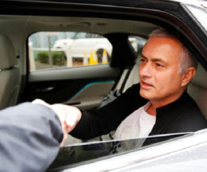 'Người đặc biệt' Jose Mourinho vui vẻ, tươi như hoa sau khi rời Man United cùng khoản tiền đền bù khổng lồ