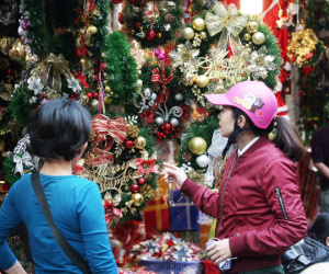 Người dân Hà Nội ùn ùn kéo đến Hàng Mã mua sắm đồ trang trí Noel