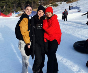 Selena Gomez chính thức lộ diện sau thời gian điều trị tâm thần, còn mặc áo ủng hộ bạn thân Taylor Swift