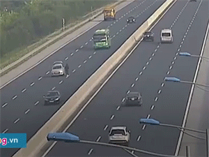 Video: Xe khách suýt tông ôtô dừng giữa cao tốc Hà Nội - Hải Phòng