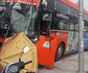 Xe khách Phương Trang nát bươm sau cú tông kinh hoàng