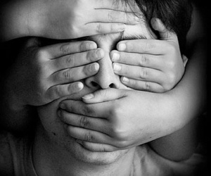 Bé trai 5 tuổi bị ép quan hệ vì gói kẹo của chú hàng xóm 'tốt bụng'
