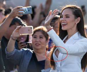 Diện suit trắng kín đáo là thế, Tân Hoa hậu Catriona Gray lại vô tình để lộ chi tiết khó hiểu này