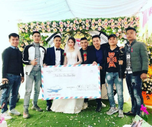 Hội bạn thân tặng chú rể Bắc Giang phong bì mừng cưới khổng lồ